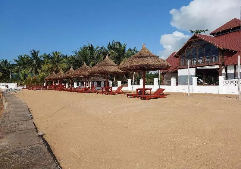 Hotelli Charlestina Beach Resort