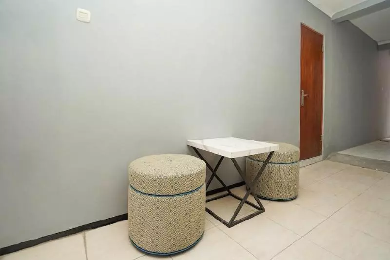 ホテル Reddoorz At Osuko Residence Sukomanunggal Jaya