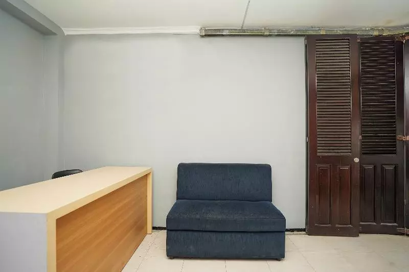 ホテル Reddoorz At Osuko Residence Sukomanunggal Jaya