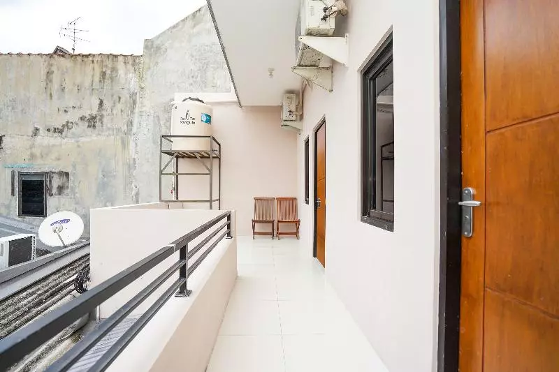 ホテル Reddoorz At Osuko Residence Sukomanunggal Jaya