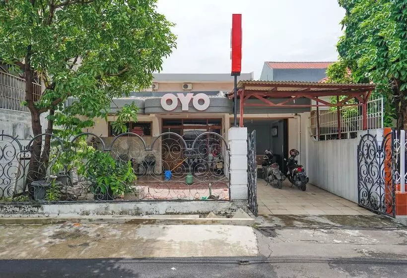 ホテル Reddoorz At Osuko Residence Sukomanunggal Jaya