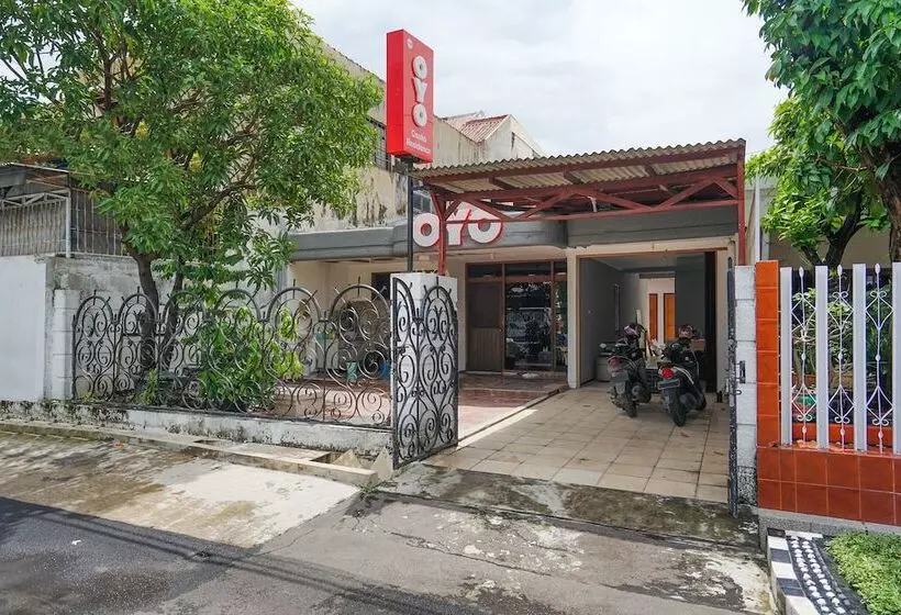 ホテル Reddoorz At Osuko Residence Sukomanunggal Jaya