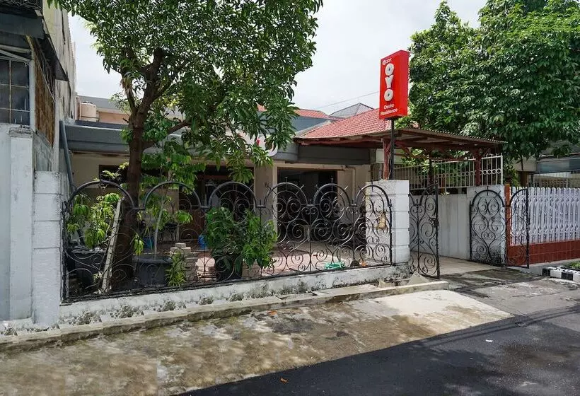 ホテル Reddoorz At Osuko Residence Sukomanunggal Jaya