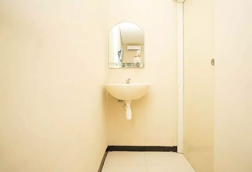 ホテル Reddoorz At Osuko Residence Sukomanunggal Jaya