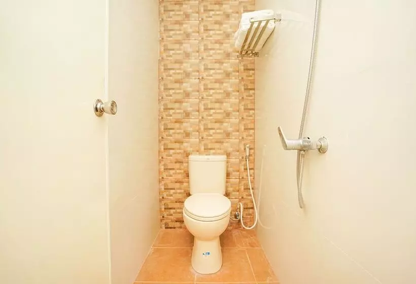ホテル Reddoorz At Osuko Residence Sukomanunggal Jaya
