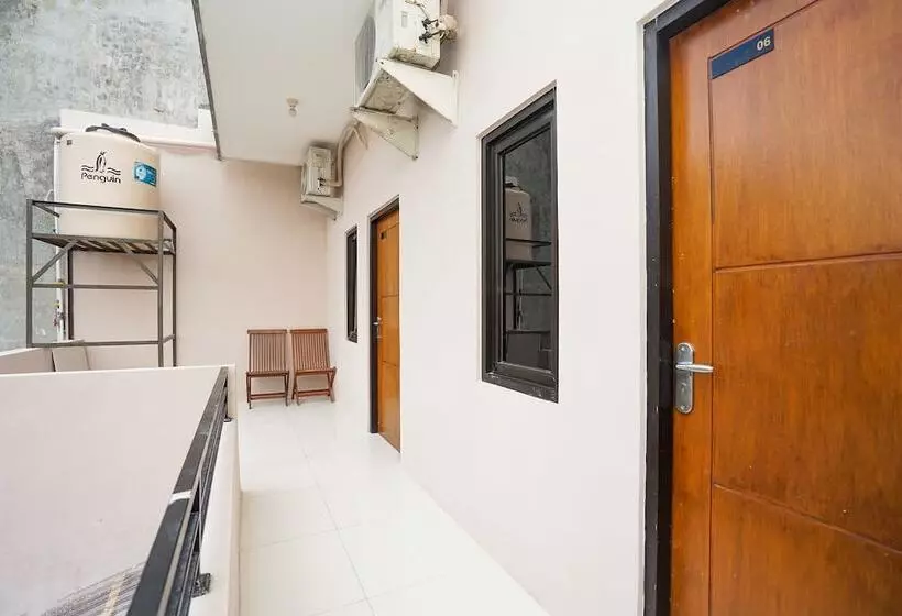 ホテル Reddoorz At Osuko Residence Sukomanunggal Jaya