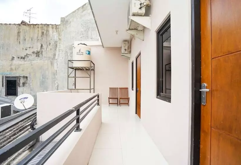 ホテル Reddoorz At Osuko Residence Sukomanunggal Jaya