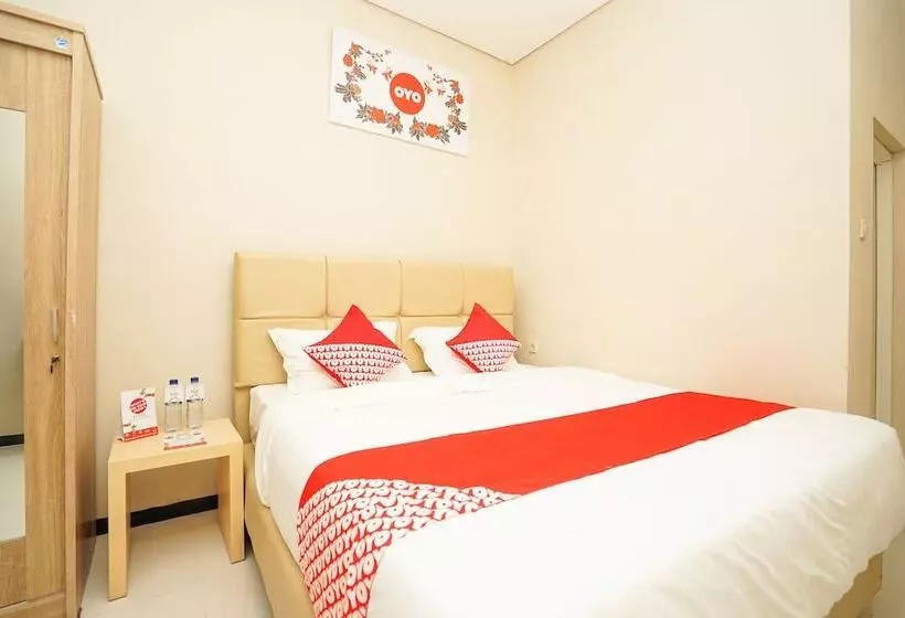 ホテル Reddoorz At Osuko Residence Sukomanunggal Jaya