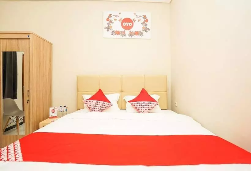 ホテル Reddoorz At Osuko Residence Sukomanunggal Jaya