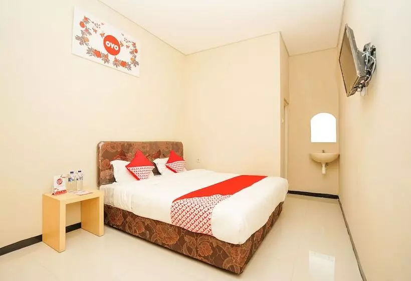 ホテル Reddoorz At Osuko Residence Sukomanunggal Jaya