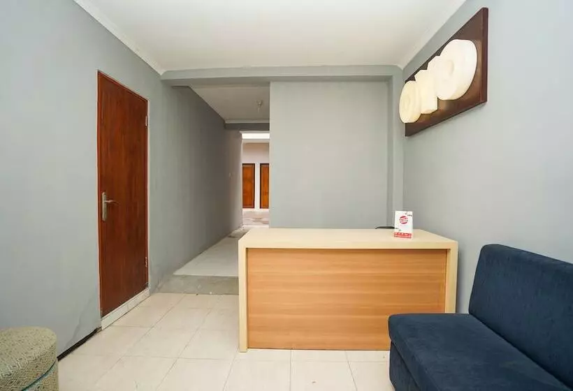 ホテル Reddoorz At Osuko Residence Sukomanunggal Jaya