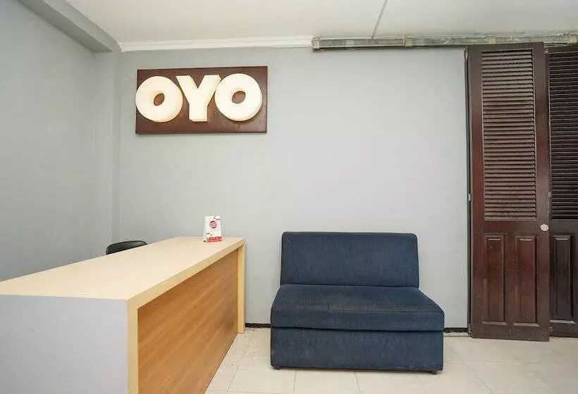 ホテル Reddoorz At Osuko Residence Sukomanunggal Jaya