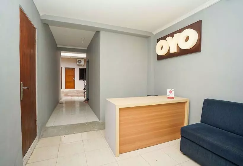ホテル Reddoorz At Osuko Residence Sukomanunggal Jaya