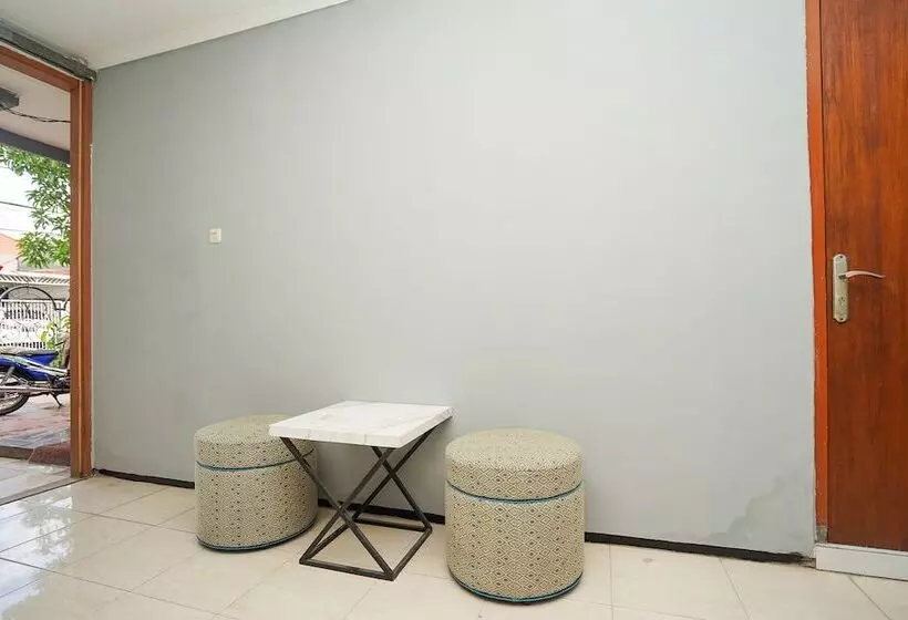 ホテル Reddoorz At Osuko Residence Sukomanunggal Jaya