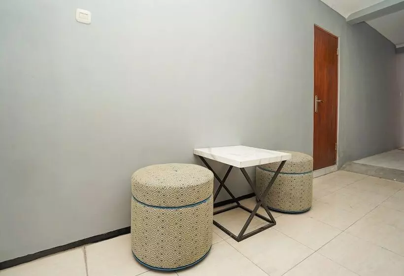 ホテル Reddoorz At Osuko Residence Sukomanunggal Jaya