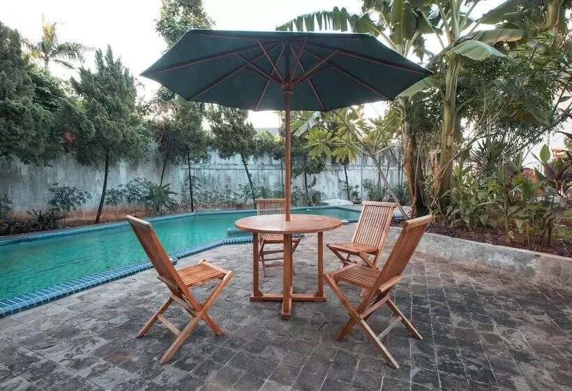ホテル Capital O 332 Residence G17 Kemang