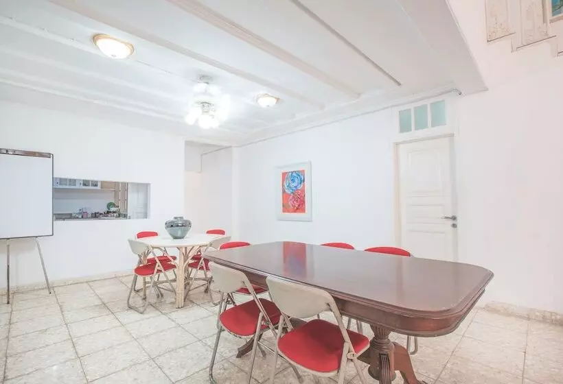 ホテル Capital O 332 Residence G17 Kemang