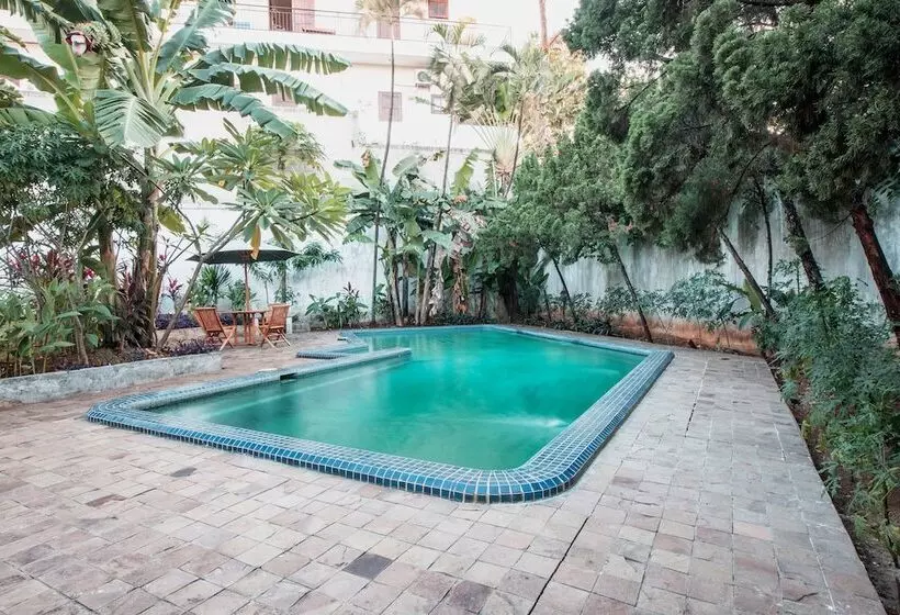 ホテル Capital O 332 Residence G17 Kemang