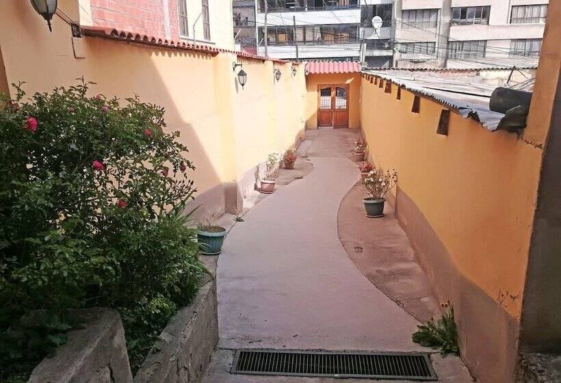 تختخواب و صبحانه Wooden Wasi Hostel