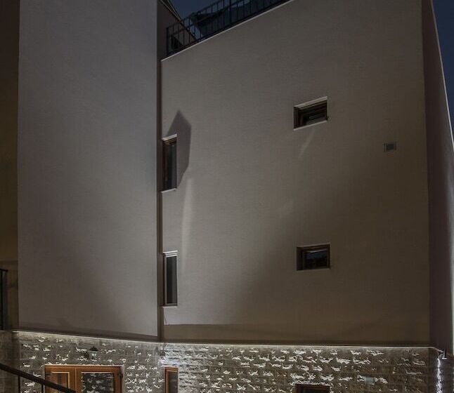 هتل Twelve By Aycon