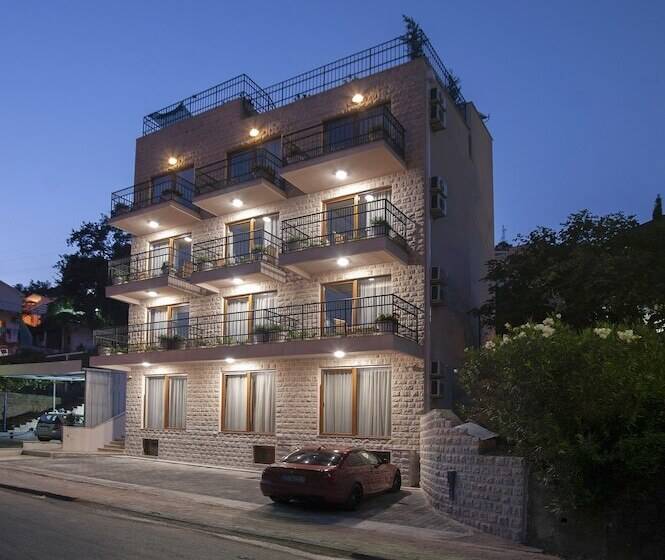 هتل Twelve By Aycon