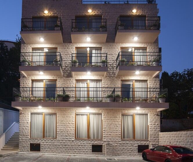 هتل Twelve By Aycon