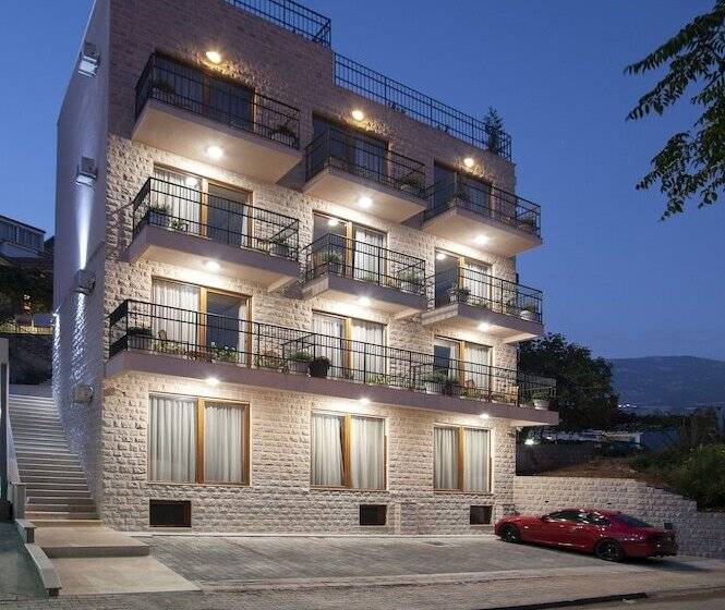 هتل Twelve By Aycon