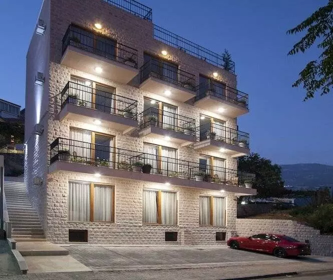هتل Twelve By Aycon