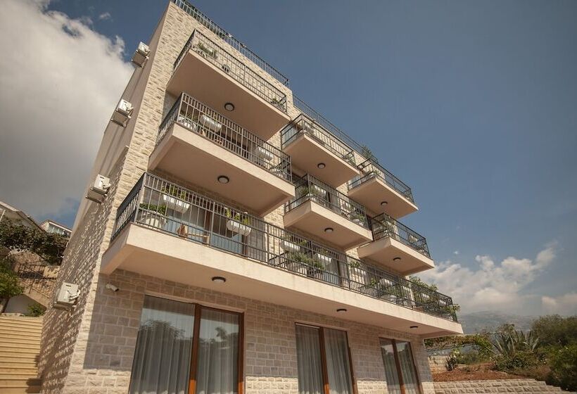 هتل Twelve By Aycon