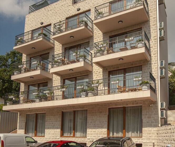 هتل Twelve By Aycon