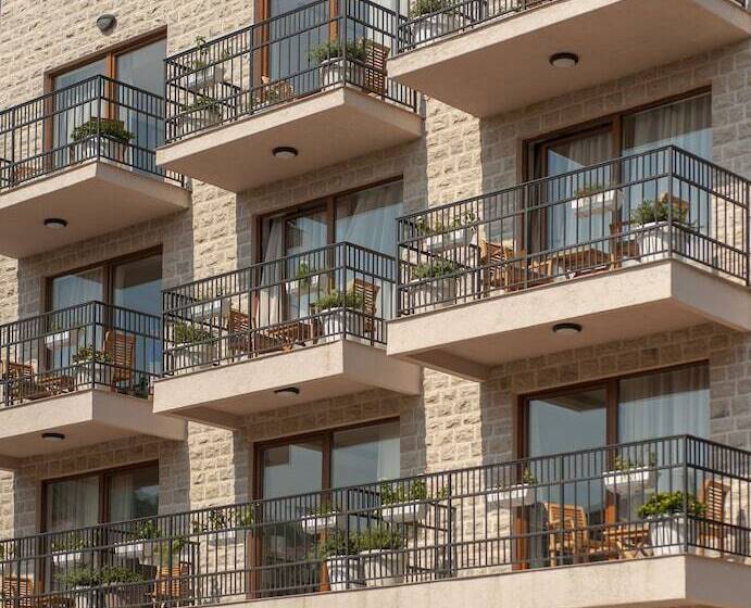 هتل Twelve By Aycon