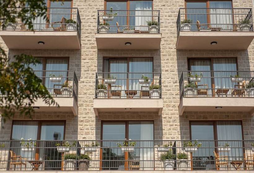 هتل Twelve By Aycon