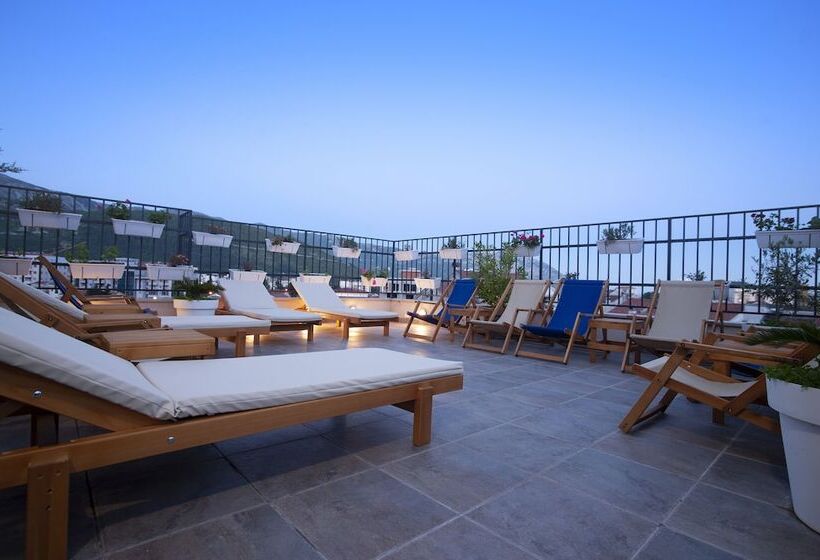 هتل Twelve By Aycon