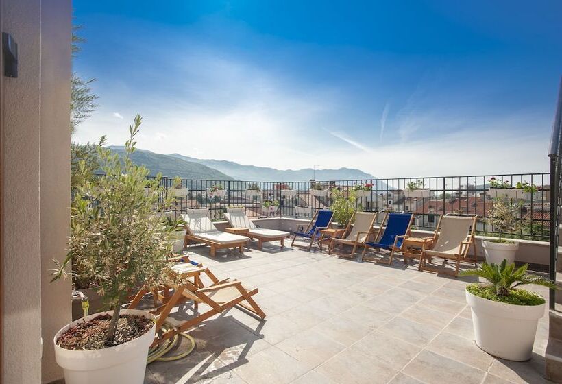 هتل Twelve By Aycon