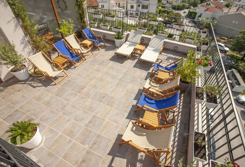 هتل Twelve By Aycon