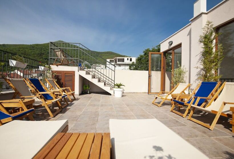 هتل Twelve By Aycon