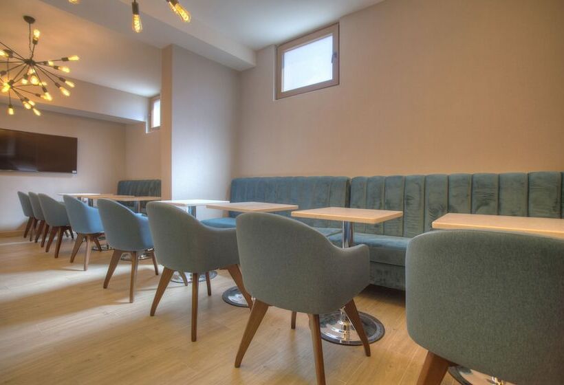 هتل Twelve By Aycon