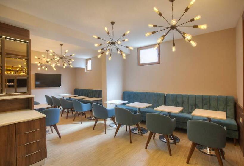 هتل Twelve By Aycon