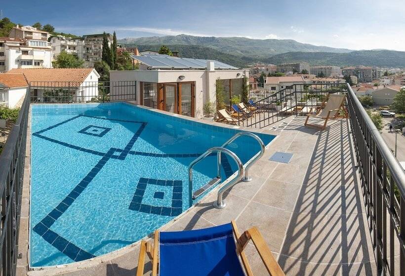 هتل Twelve By Aycon