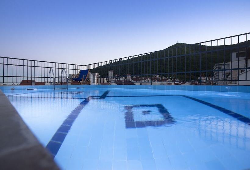 هتل Twelve By Aycon