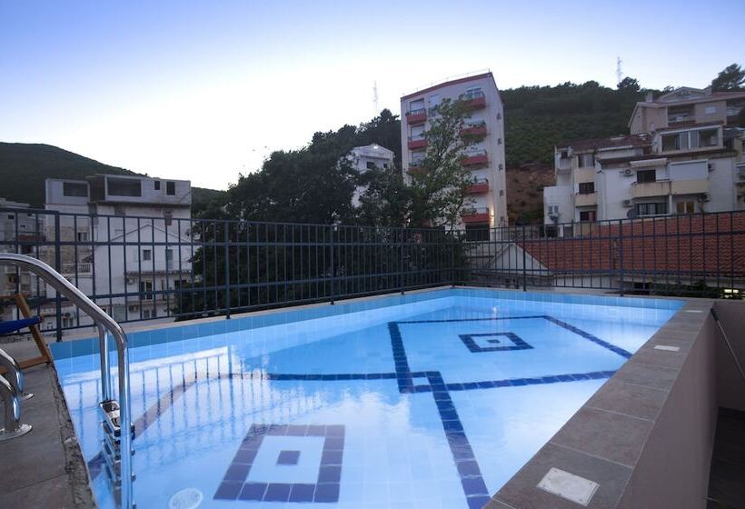 هتل Twelve By Aycon