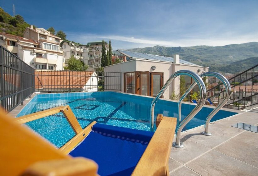 هتل Twelve By Aycon