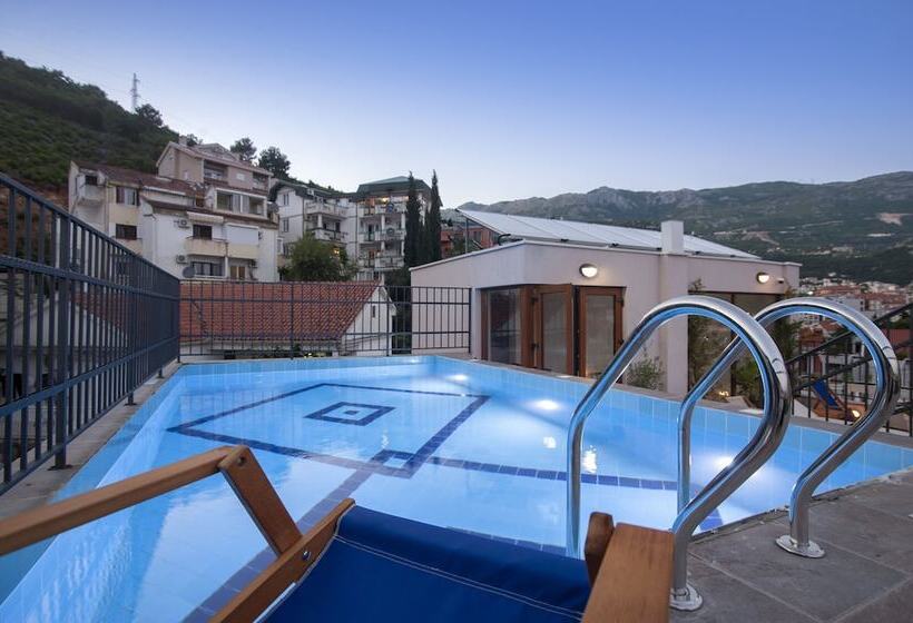 هتل Twelve By Aycon