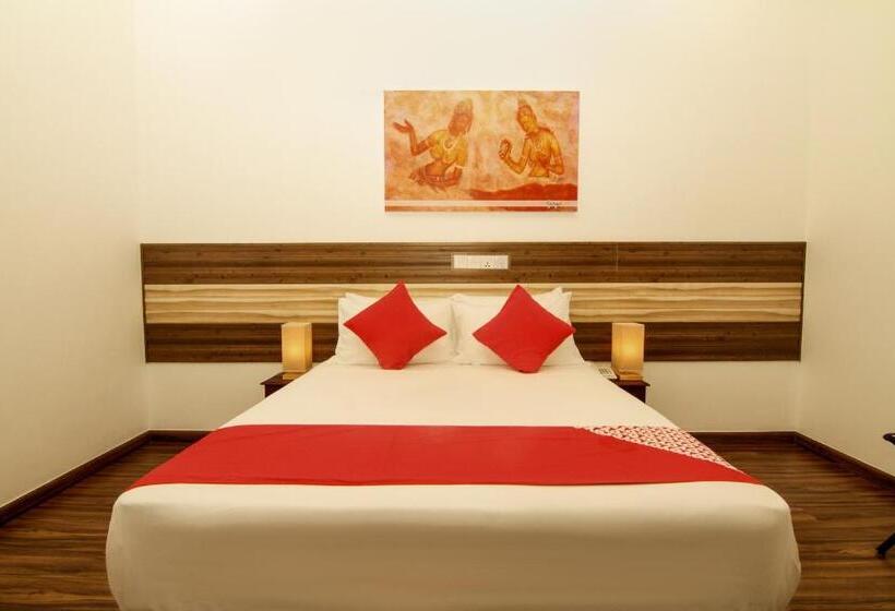 فندق Clove Transit