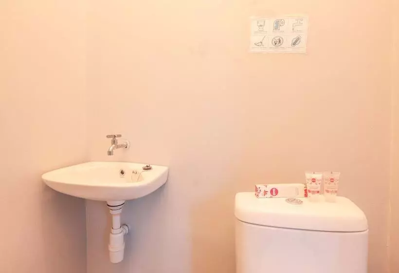 ホテル Oyo 208 G House