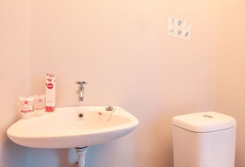 Hotel Oyo 208 G House