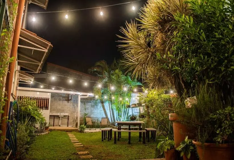 تختخواب و صبحانه Alice Y Juancito Boutique