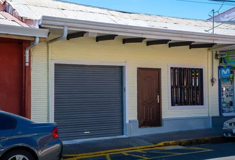 تختخواب و صبحانه Alice Y Juancito Boutique