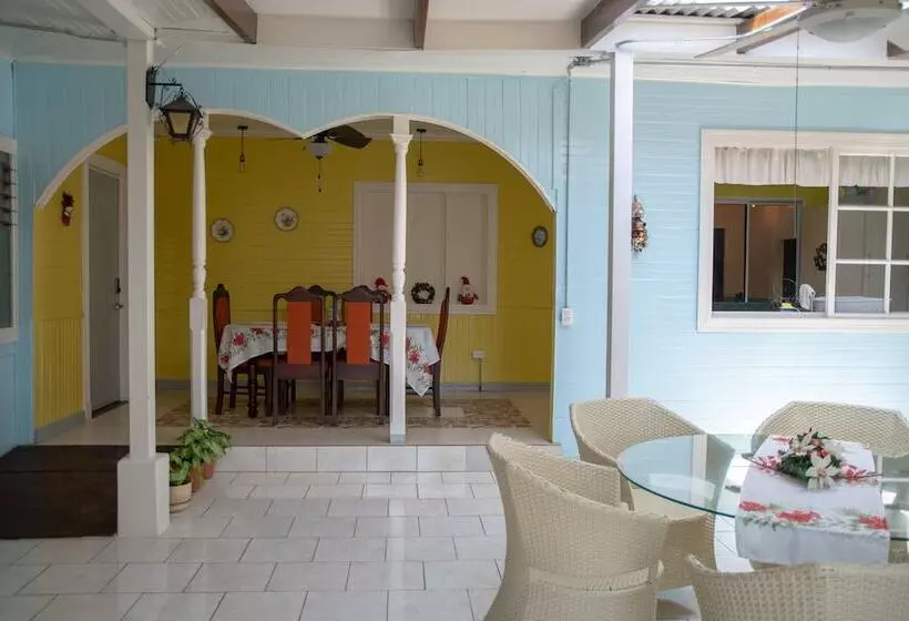 تختخواب و صبحانه Alice Y Juancito Boutique