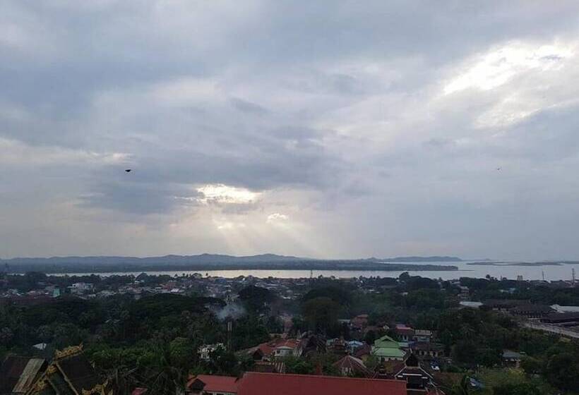 هتل The Old Moulmein Hostel